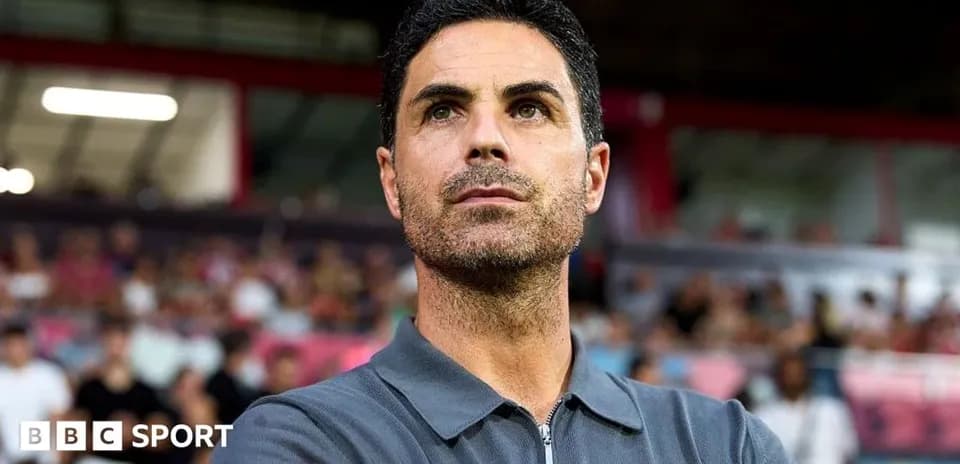 Entrenador observando el partido desde la línea lateral