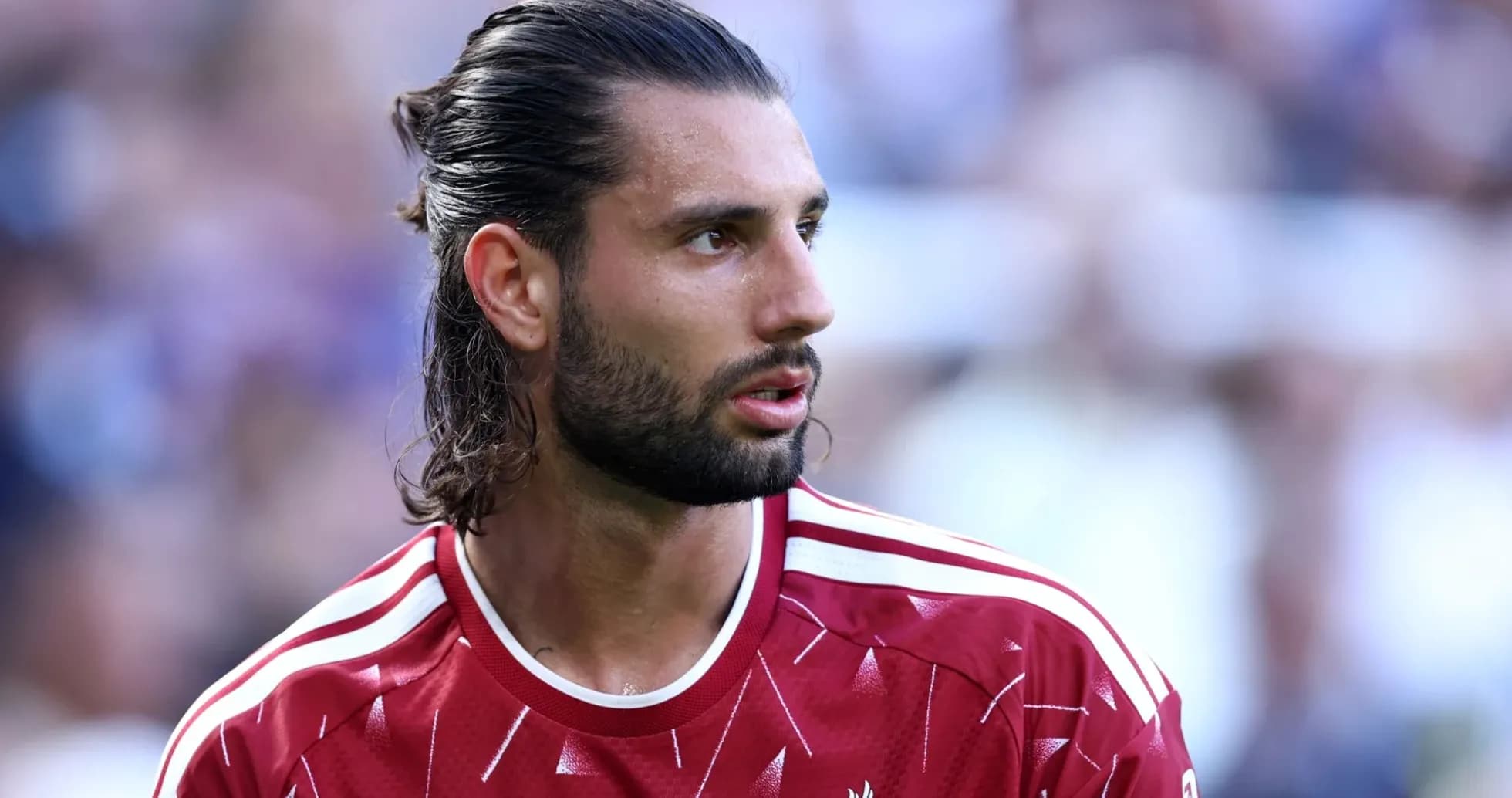 Jugador de Liverpool en el campo durante el partido