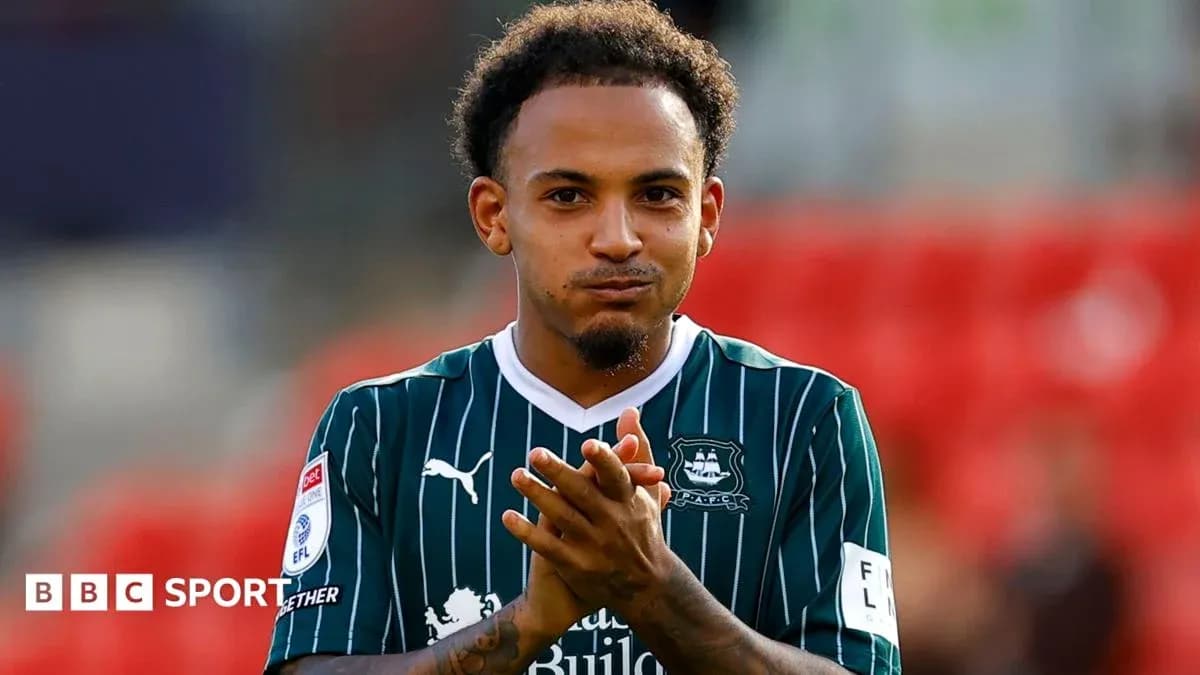 Jugador aplaudiendo en el estadio durante el partido