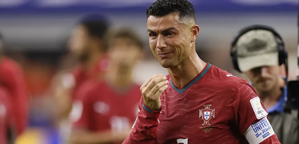 Jugador de Portugal en partido, con uniforme rojo