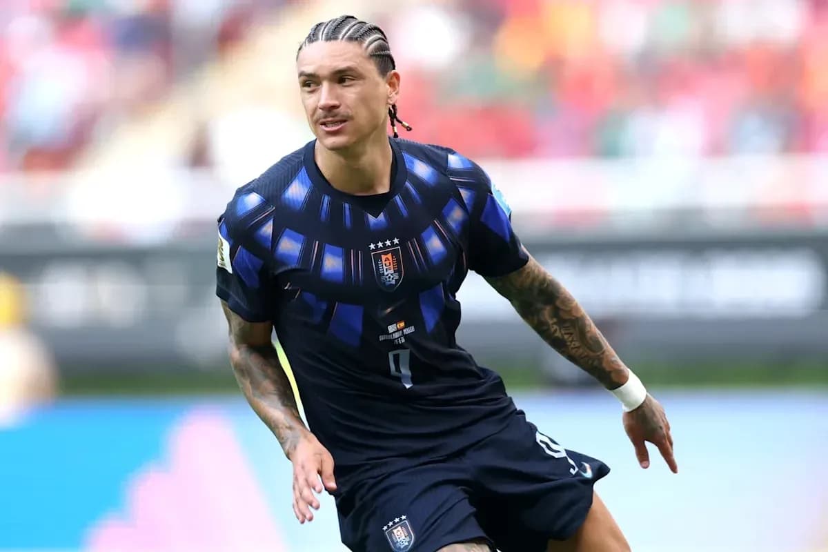 Jugador corriendo con balón en el campo de fútbol