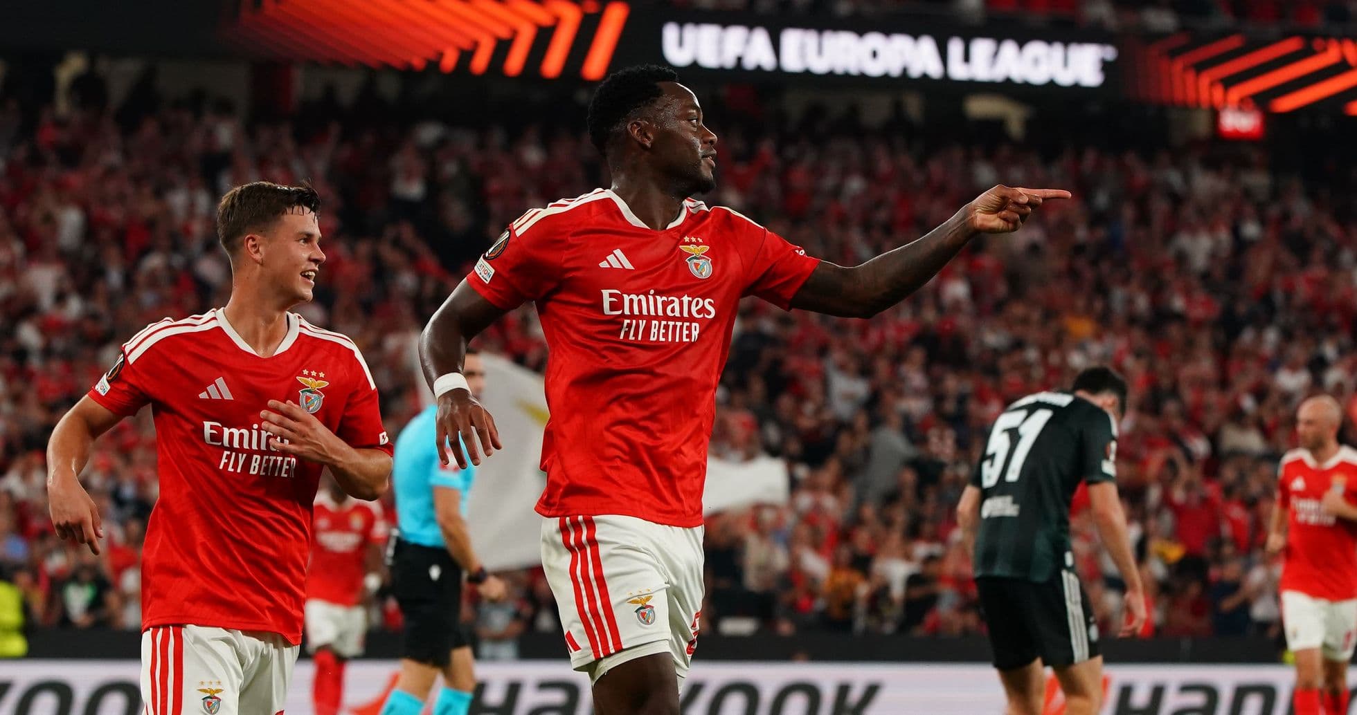 Jhon Duran brilla en la contundente victoria del Benfica sobre Celtic en la Europa League