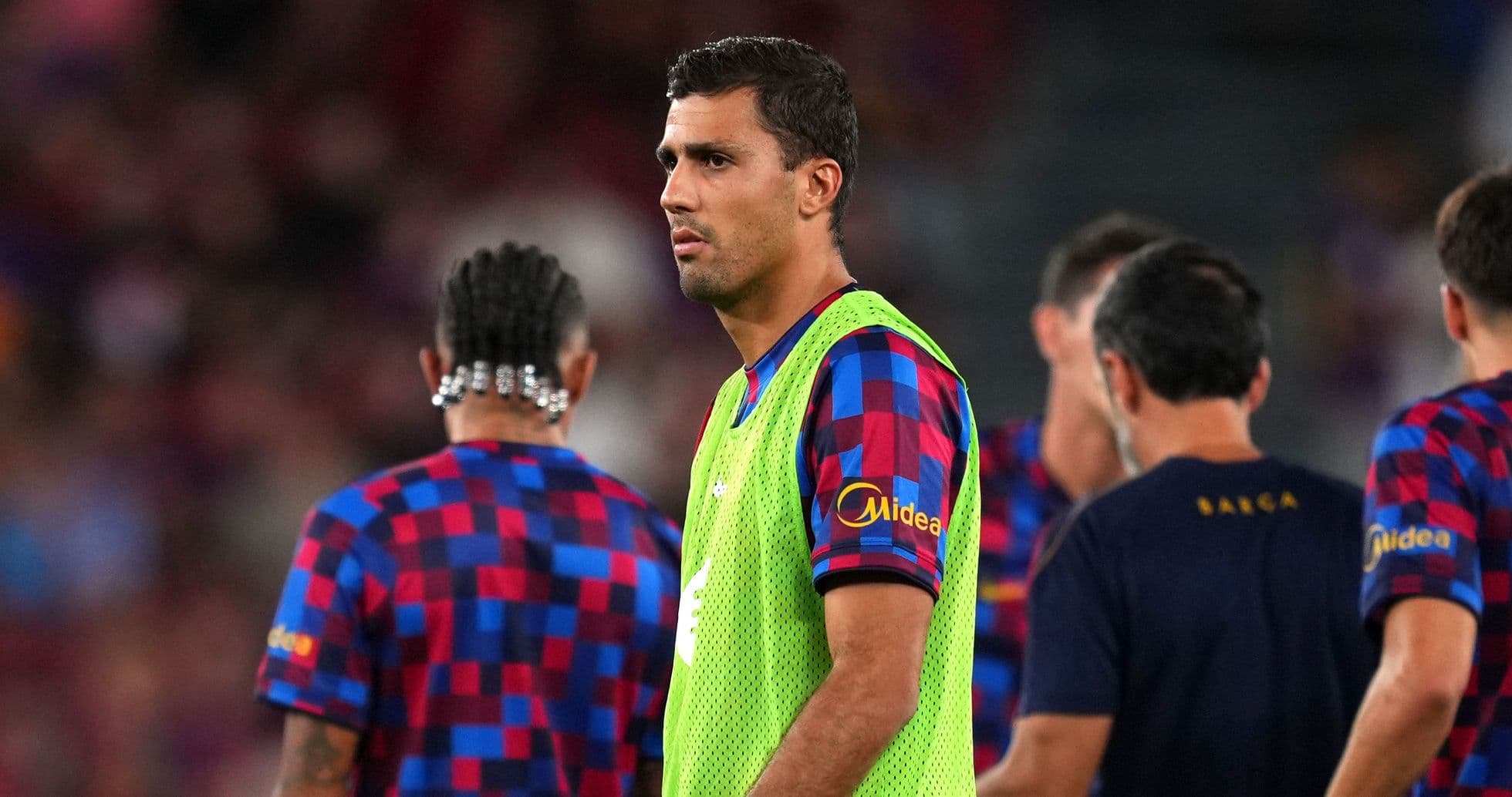 Hansi Flick explica por qué Rodri sigue en el banquillo de Barcelona frente al dilema con Pedri