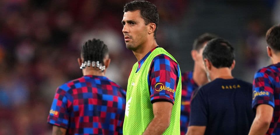 Hansi Flick explica por qué Rodri sigue en el banquillo de Barcelona frente al dilema con Pedri