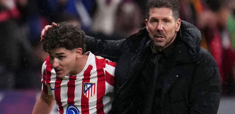 Diego Simeone está furioso con Julián Álvarez por su insistencia en fichar por el Barcelona
