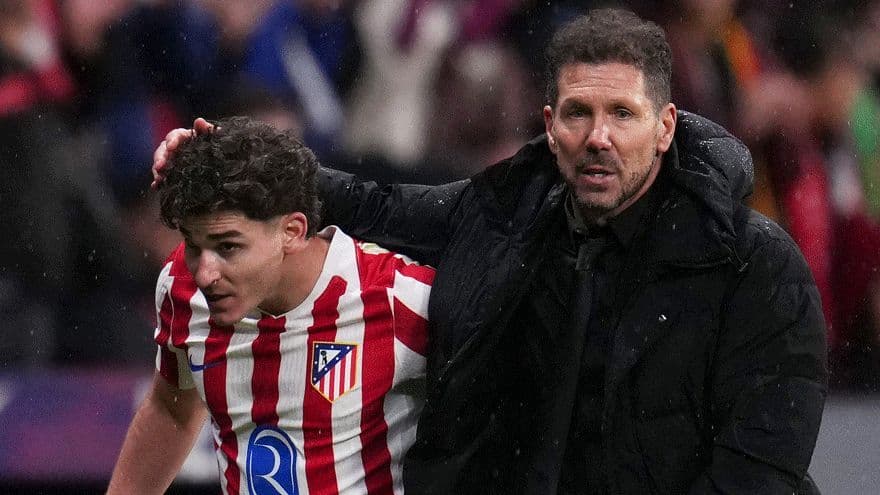 Diego Simeone está furioso con Julián Álvarez por su insistencia en fichar por el Barcelona