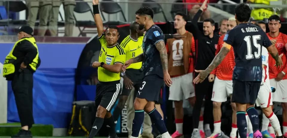 Por qué taparse la boca es tarjeta roja en el Mundial 2026: La polémica que llevó al cambio de reglas de FIFA