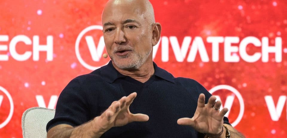 Grupo de seguidores de Liverpool exige respuestas sobre posible inversión de Jeff Bezos