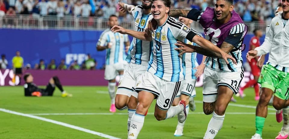 Gol de Julián Álvarez en tiempo extra impulsa a Argentina a semifinales tras vencer 3-1 a Suiza