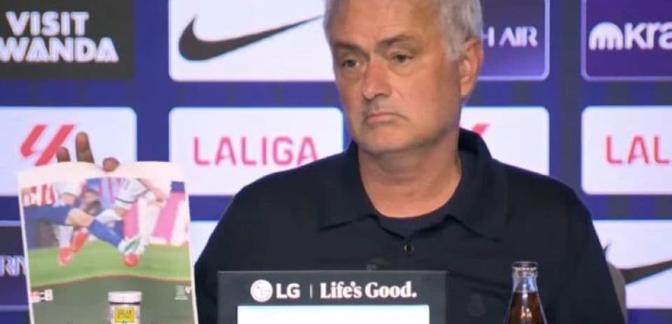 José Mourinho muestra imágenes impresas tras la derrota del Real Madrid en el derbi