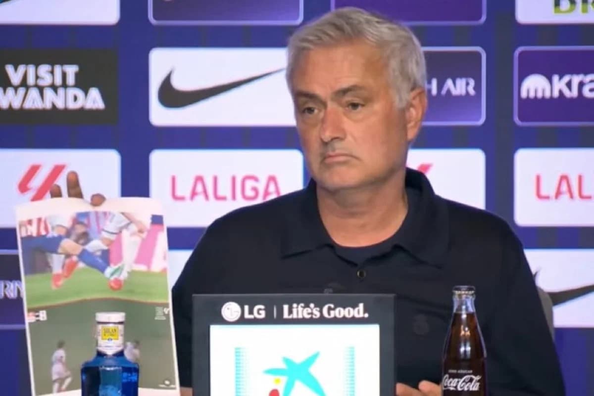 José Mourinho muestra imágenes impresas tras la derrota del Real Madrid en el derbi