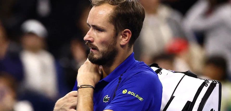 Medvedev descalificado tras golpear a espectador con la pelota en China Open
