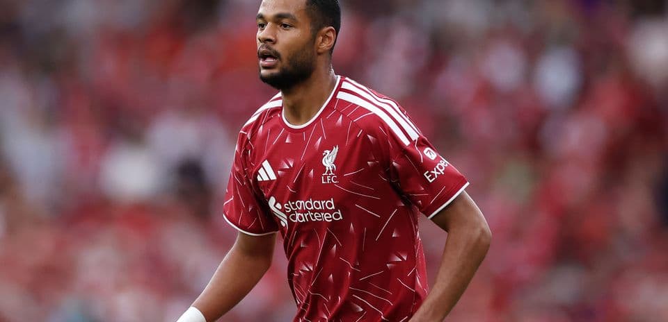 Iraola insinúa posible salida de Gakpo mientras Liverpool avanza por Barcola
