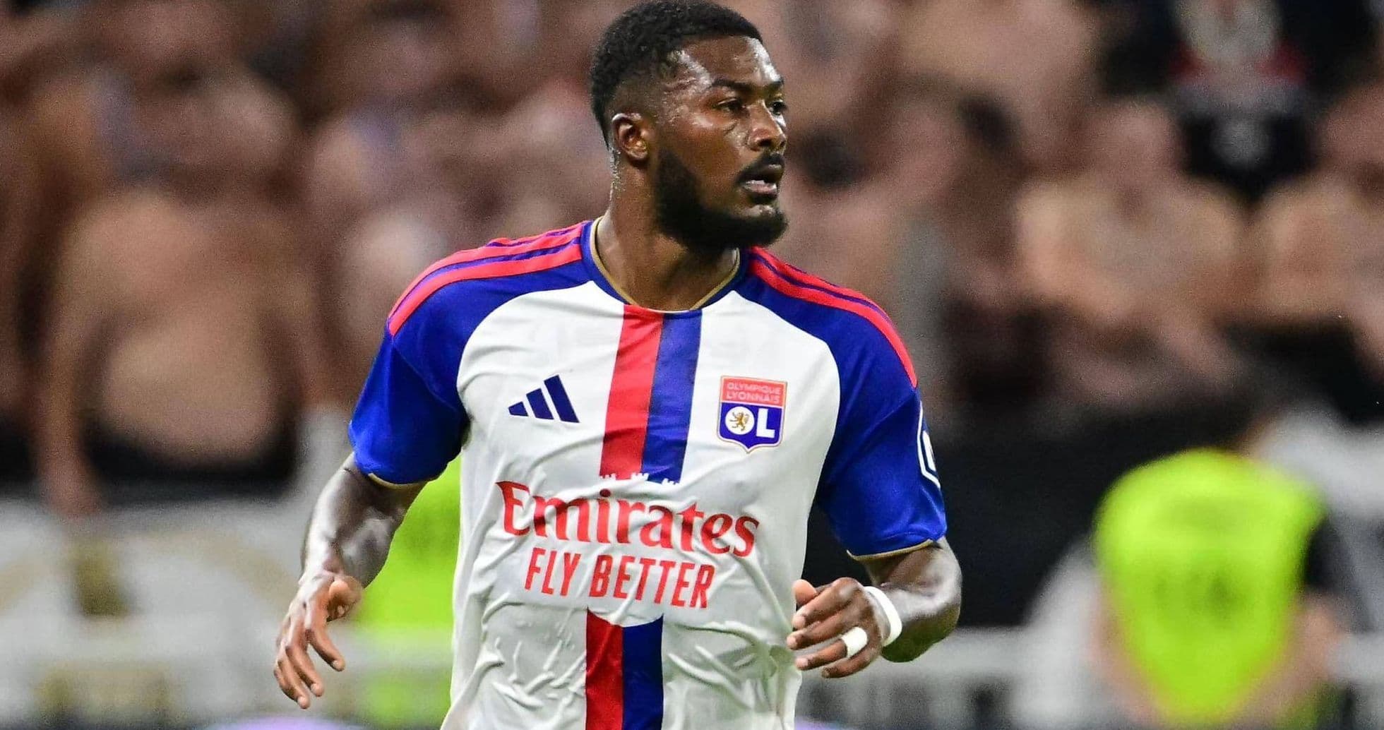 Ainsley Maitland-Niles regresa a la Premier League tras su fichaje por Everton desde Lyon