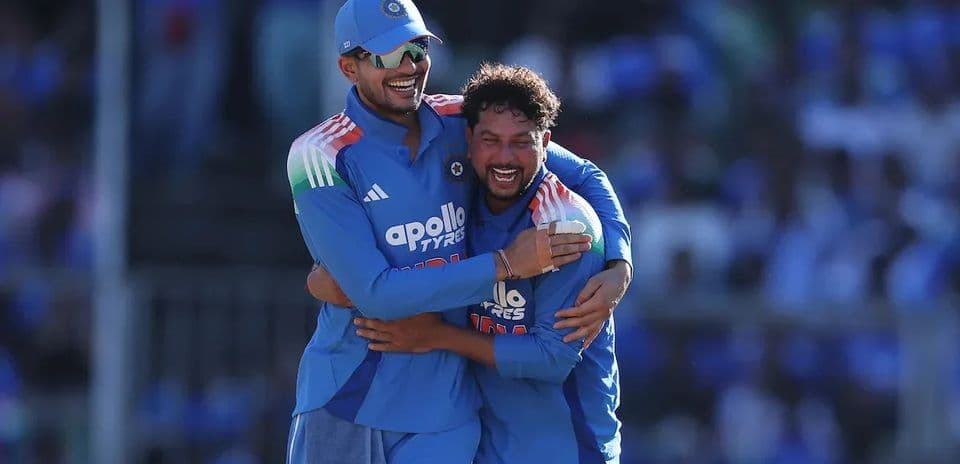 Kuldeep Yadav gana el premio al Jugador del Partido frente a Virat Kohli en el primer ODI India vs West Indies