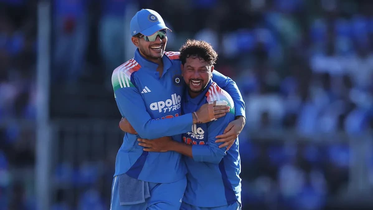 Kuldeep Yadav gana el premio al Jugador del Partido frente a Virat Kohli en el primer ODI India vs West Indies