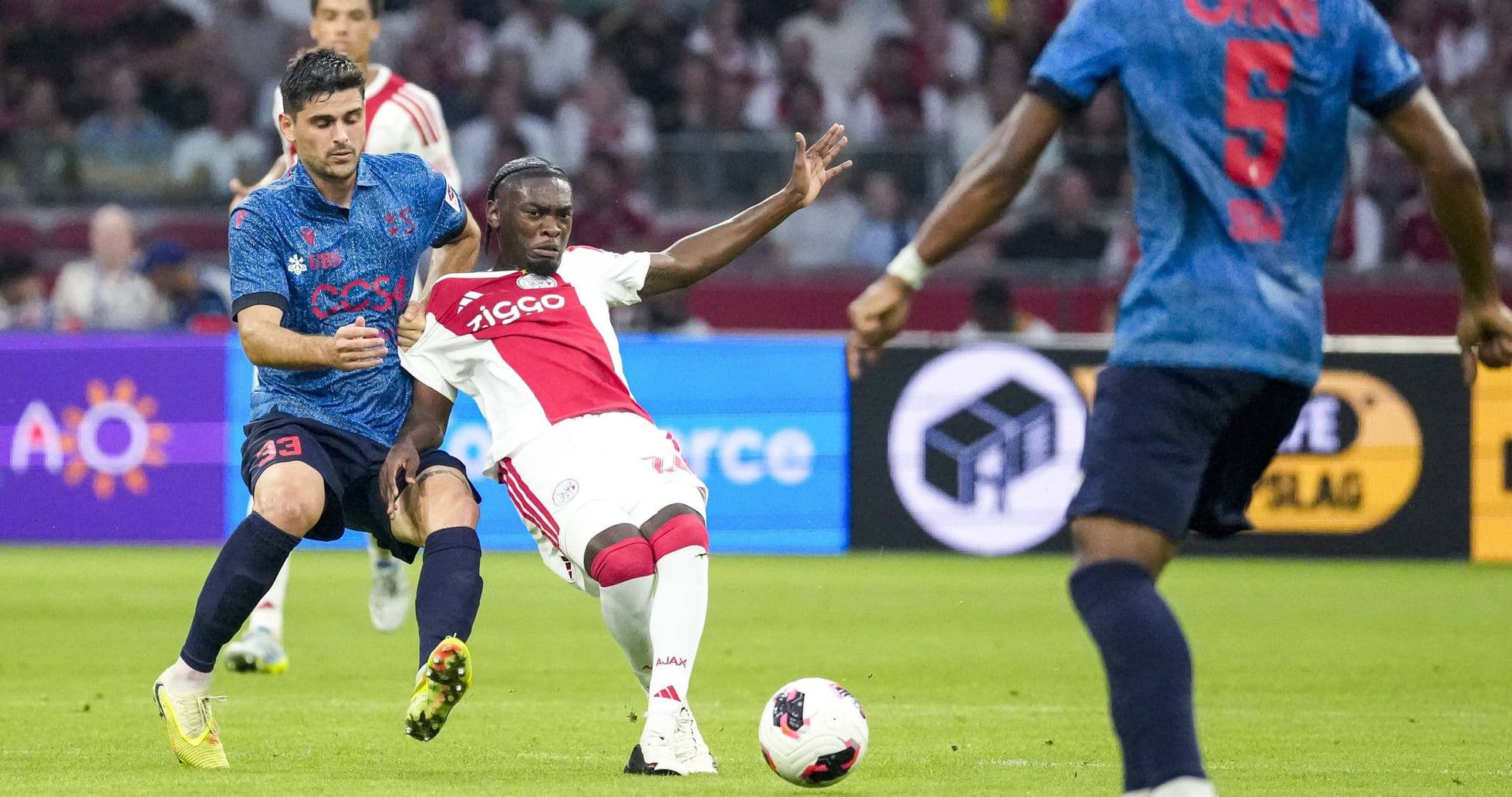 Rafael van der Vaart critica duramente al defensor Jorthy Mokio tras victoria de Ajax en Conference League