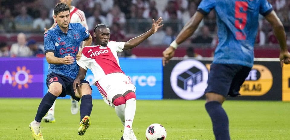 Rafael van der Vaart critica duramente al defensor Jorthy Mokio tras victoria de Ajax en Conference League