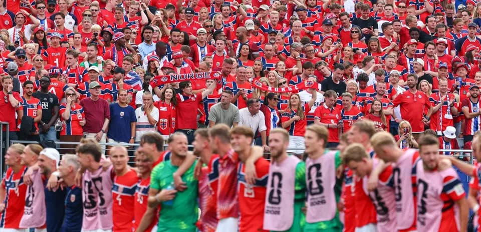 Noruega presenta queja formal por la intervención de Donald Trump en la controversia del tarjeta roja de Folarin Balogun