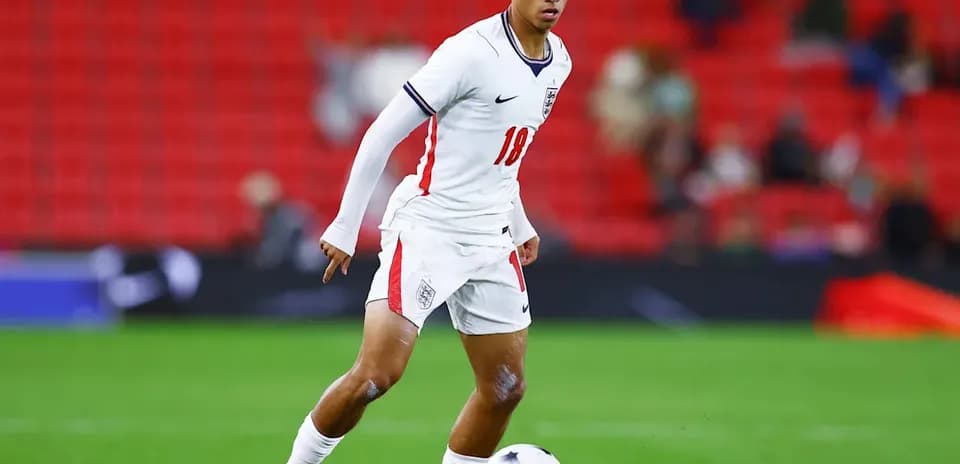 Liverpool sigue de cerca a Josh King, joven talento del Fulham valorado en £51 millones