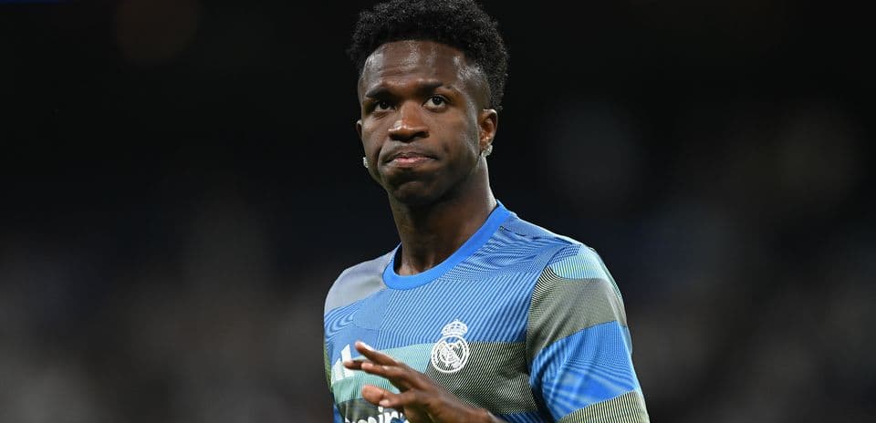 Vinicius regresa a Madrid para examen médico en medio de dudas sobre su futuro