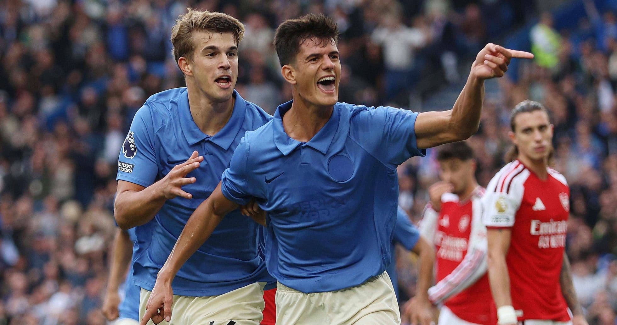 Chema Andrés no deja de ver su espectacular gol en la victoria 3-0 del Brighton sobre Arsenal