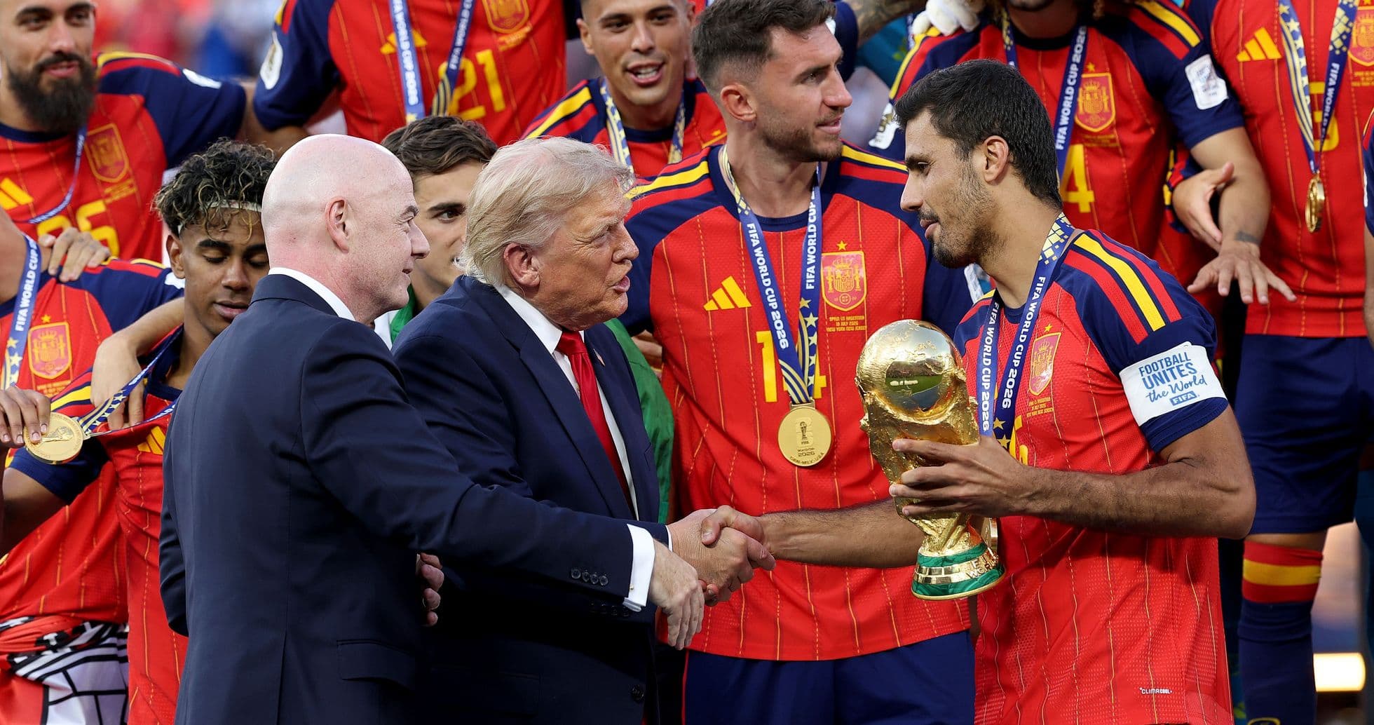 Mundial 2026: Celebración Deportiva y Controversias Políticas que Enlodaron el Evento