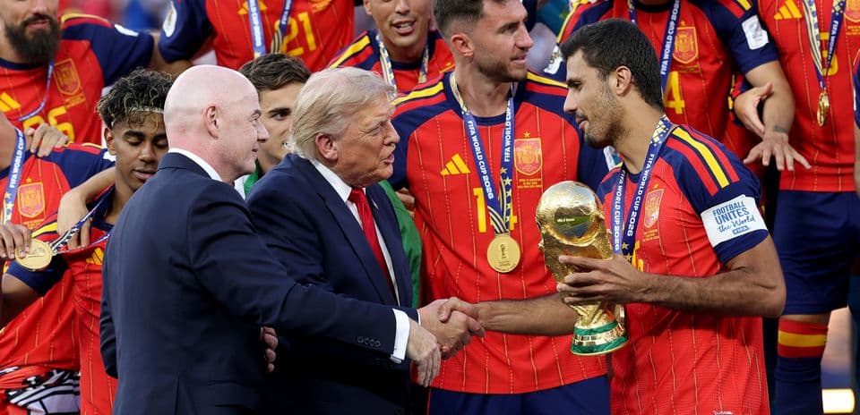 Mundial 2026: Celebración Deportiva y Controversias Políticas que Enlodaron el Evento