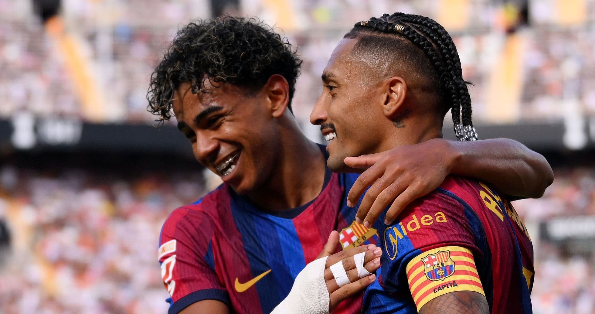 Raphinha iguala récord de Messi y Lamine Yamal anota dos veces en goleada del Barcelona 5-0 sobre Valencia