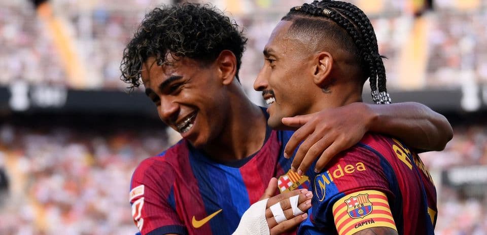 Raphinha iguala récord de Messi y Lamine Yamal anota dos veces en goleada del Barcelona 5-0 sobre Valencia