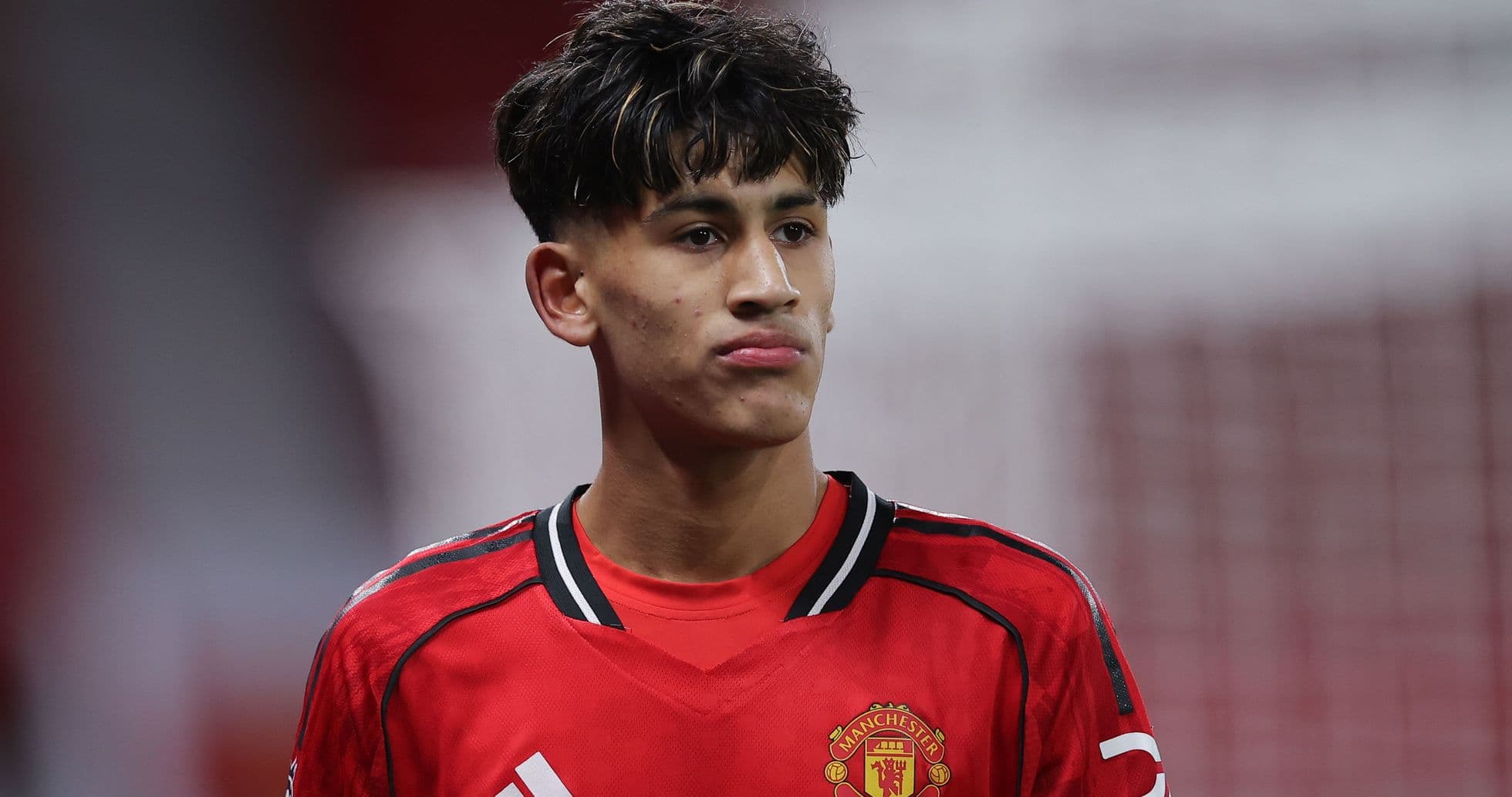 Michael Carrick advierte con cautela tras la solicitud de salida del joven JJ Gabriel, seguido por Real Madrid y Barcelona