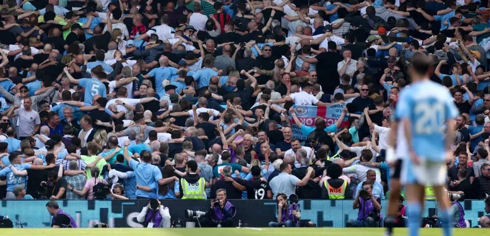 El misterio de los plátanos inflables entre los aficionados del Manchester City en Anfield