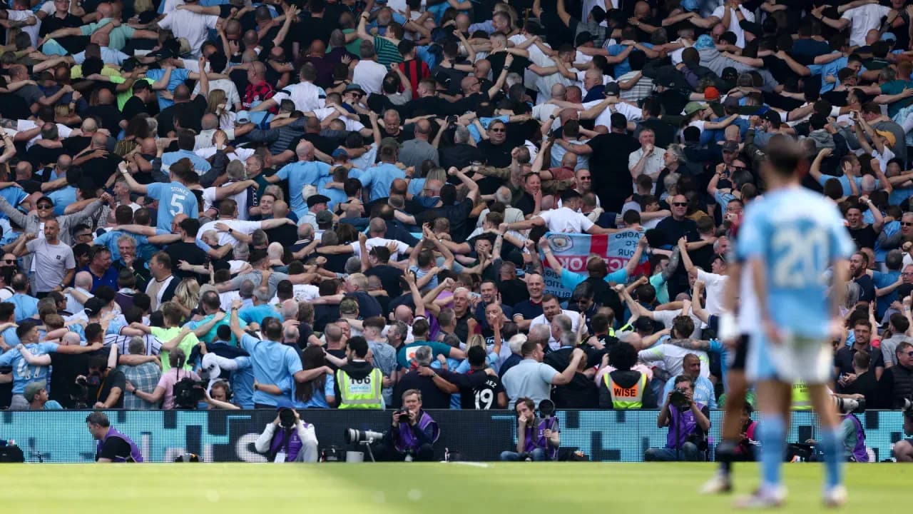 El misterio de los plátanos inflables entre los aficionados del Manchester City en Anfield