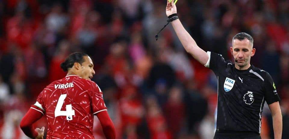 Chris Kavanagh y su permiso para arbitrar partidos del Manchester City