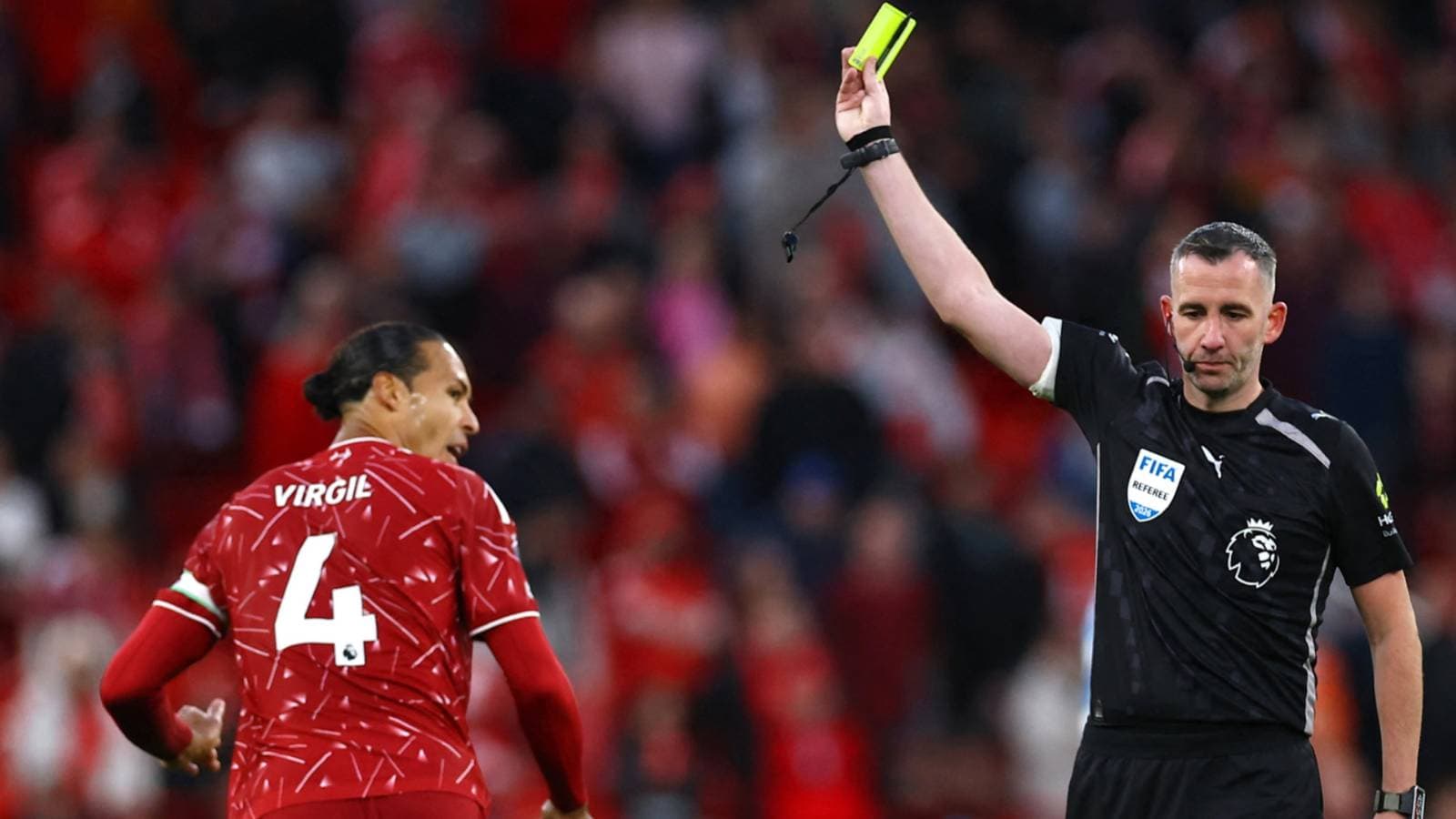 Chris Kavanagh y su permiso para arbitrar partidos del Manchester City