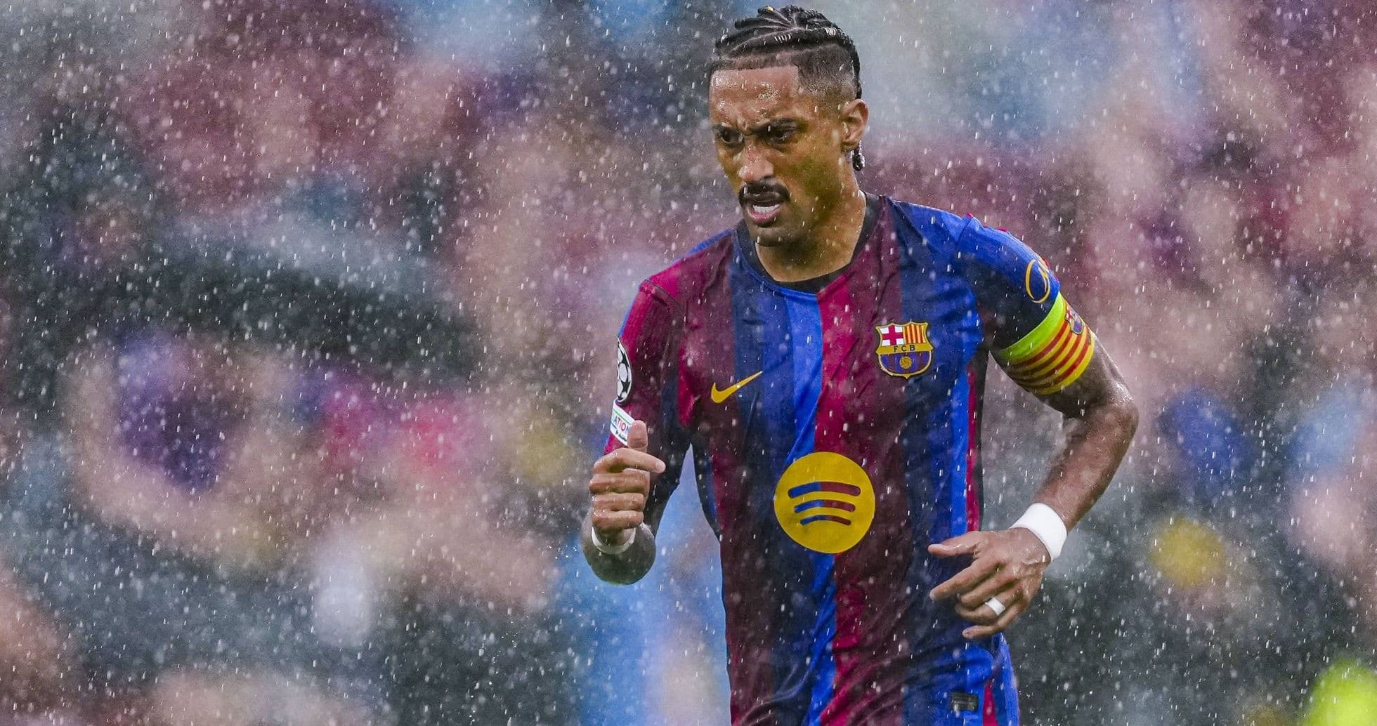 Raphinha ignora rumores sobre el Balón de Oro tras anotar doblete en el debut del Barcelona en Champions League