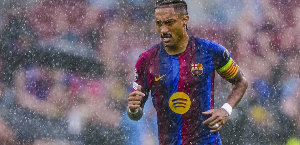 Raphinha ignora rumores sobre el Balón de Oro tras anotar doblete en el debut del Barcelona en Champions League