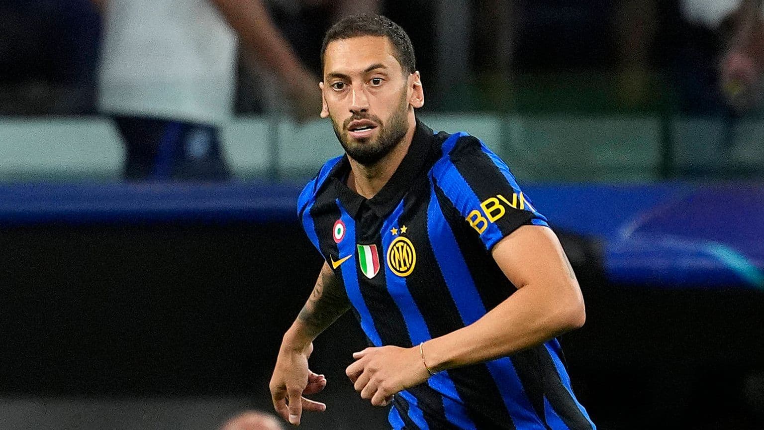 Hakan Calhanoglu se perderá el duelo contra Roma por lesión en el muslo