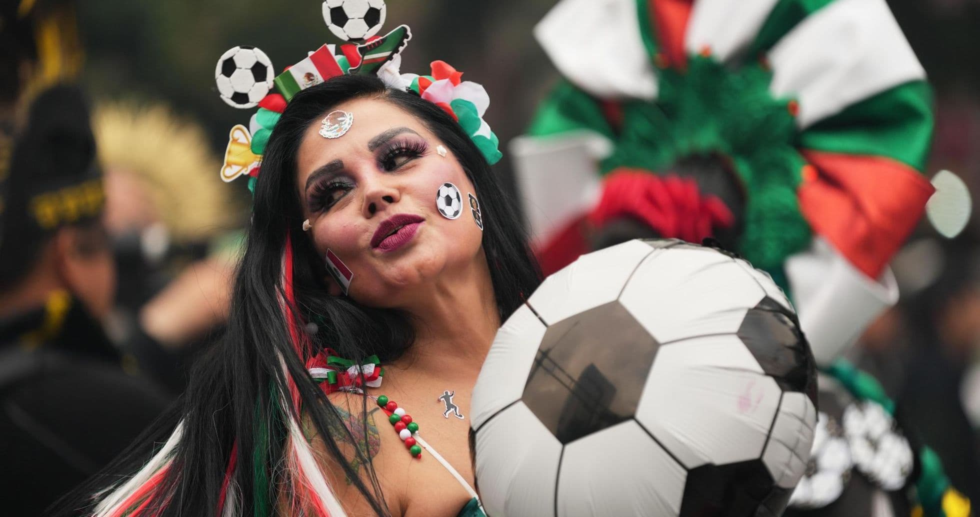 Fan mexicana con balón de fútbol en celebración Fan mexicana con balón de fútbol en celebración