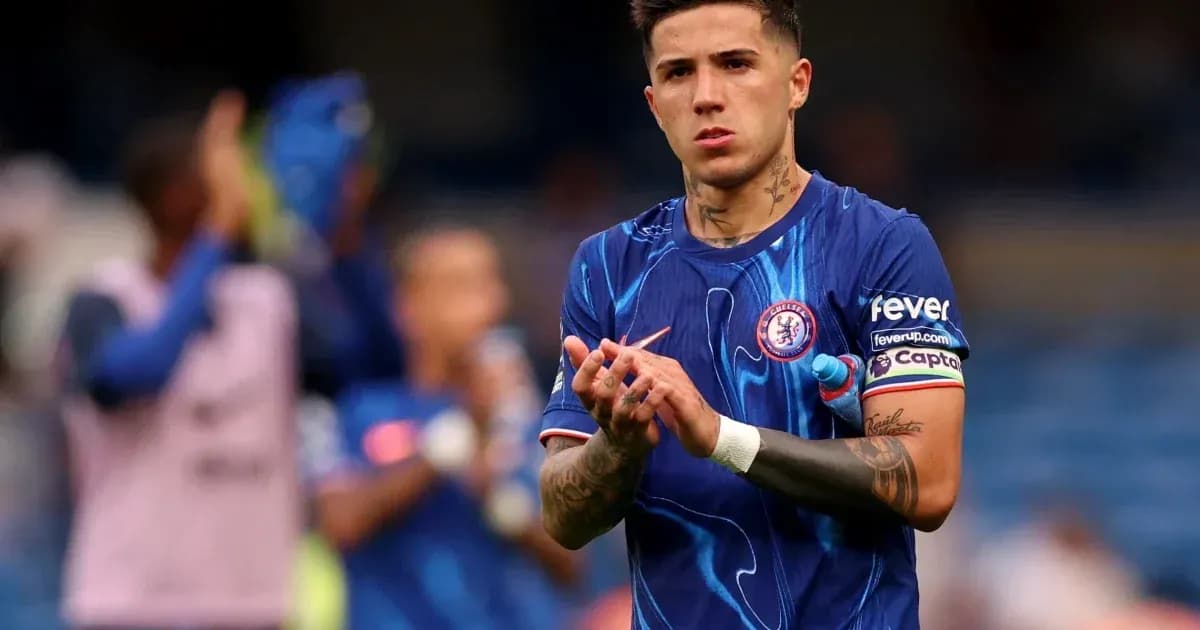 Jugador de Chelsea aplaudiendo en el campo Jugador de Chelsea aplaudiendo en el campo