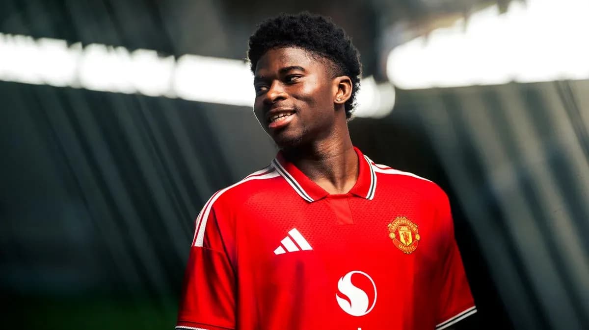 Jugador de Manchester United en camiseta roja Jugador de Manchester United en camiseta roja