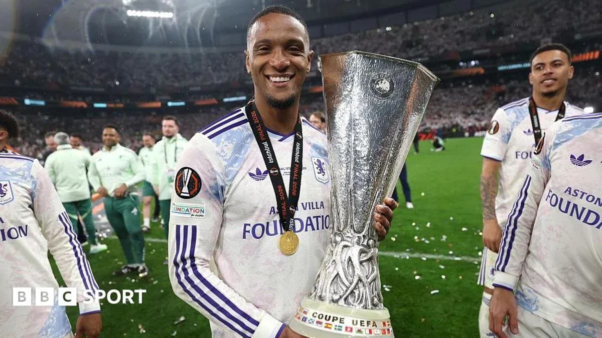 Jugador sosteniendo el trofeo de la UEFA Europa League Jugador sosteniendo el trofeo de la UEFA Europa League