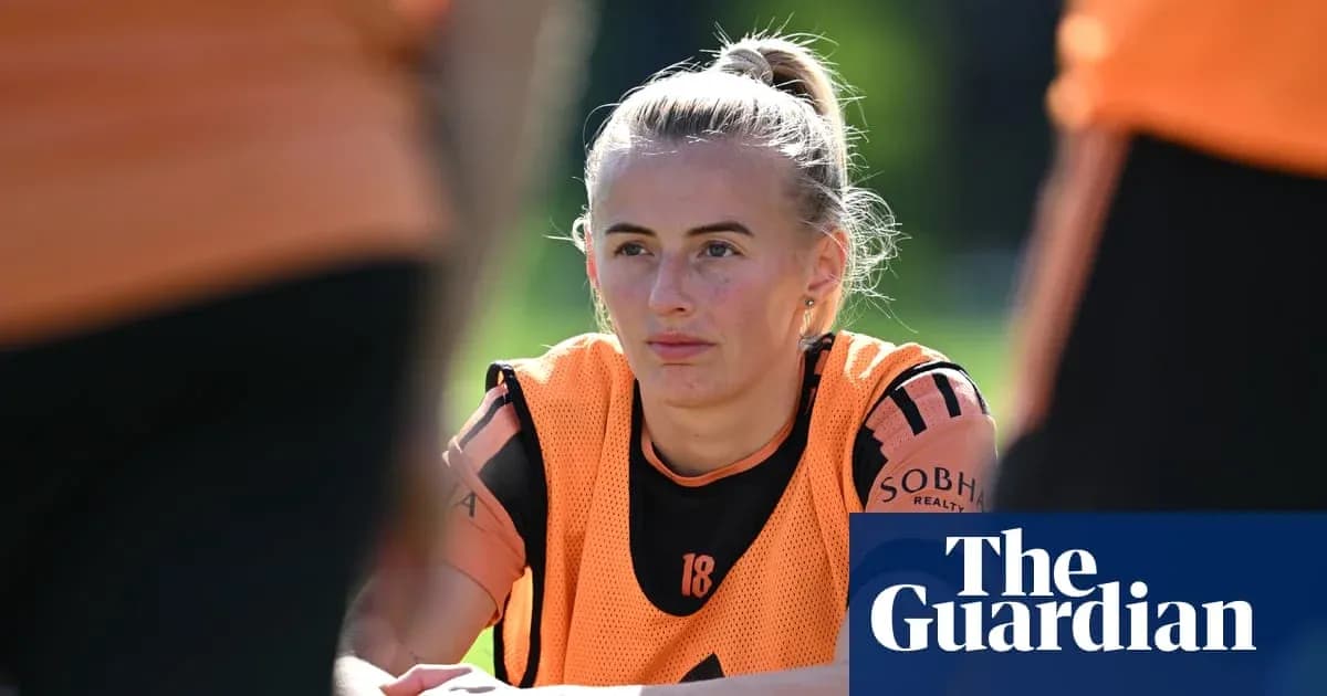 Jugadora en sesión de entrenamiento con equipamiento naranja Jugadora en sesión de entrenamiento con equipamiento naranja