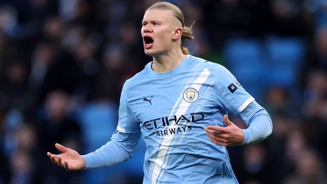 Jugador de Manchester City gesticulando en el campo Jugador de Manchester City gesticulando en el campo