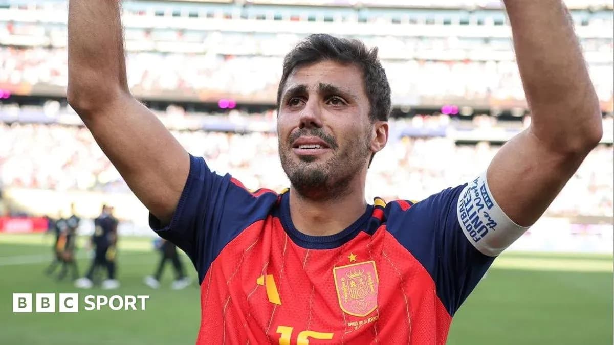 Jugador español levantando los brazos en celebración Jugador español levantando los brazos en celebración
