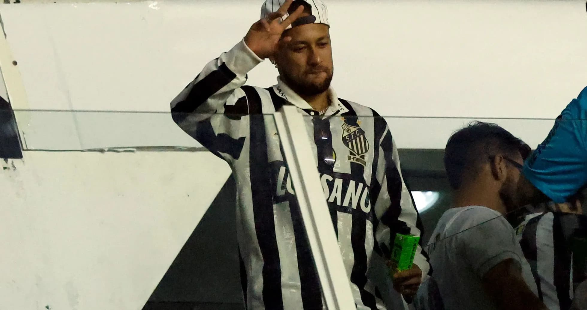 Jugador saludando desde un palco en el estadio Jugador saludando desde un palco en el estadio