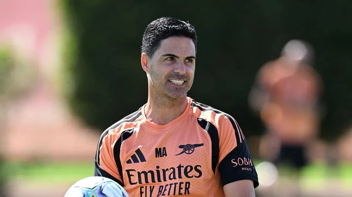 Entrenador sosteniendo un balón durante entrenamiento Entrenador sosteniendo un balón durante entrenamiento