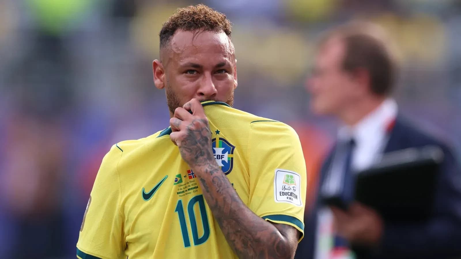Neymar cubriendo su cara con la camiseta de Brasil Neymar cubriendo su cara con la camiseta de Brasil