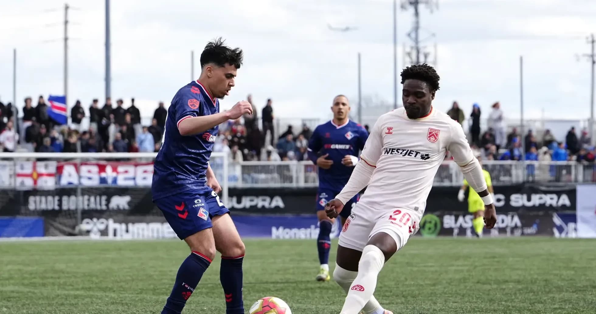Jugadores de Cavalry FC y Supra du Quebec en acción Jugadores de Cavalry FC y Supra du Quebec en acción