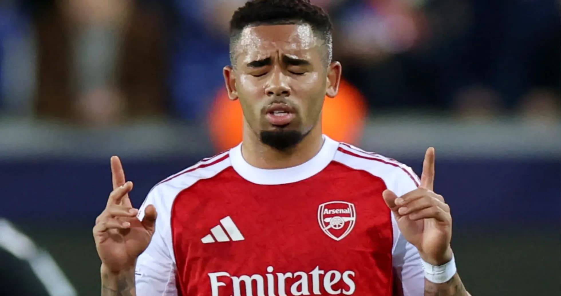 Jugador de Arsenal con manos levantadas en el campo Jugador de Arsenal con manos levantadas en el campo